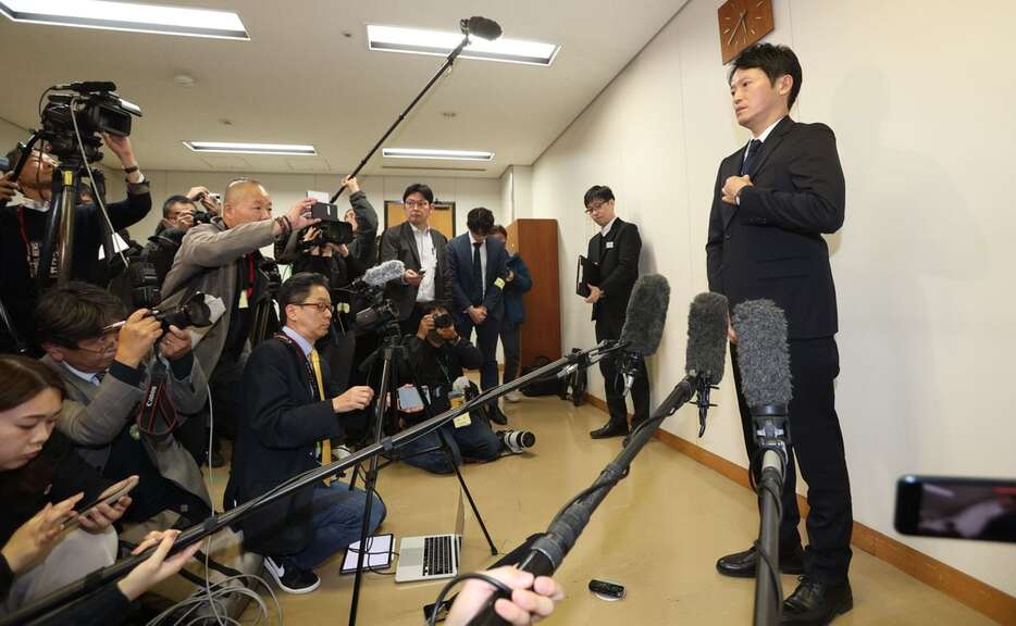 証人尋問後、取材に応じる斎藤元彦兵庫県知事＝25日午後、兵庫県庁