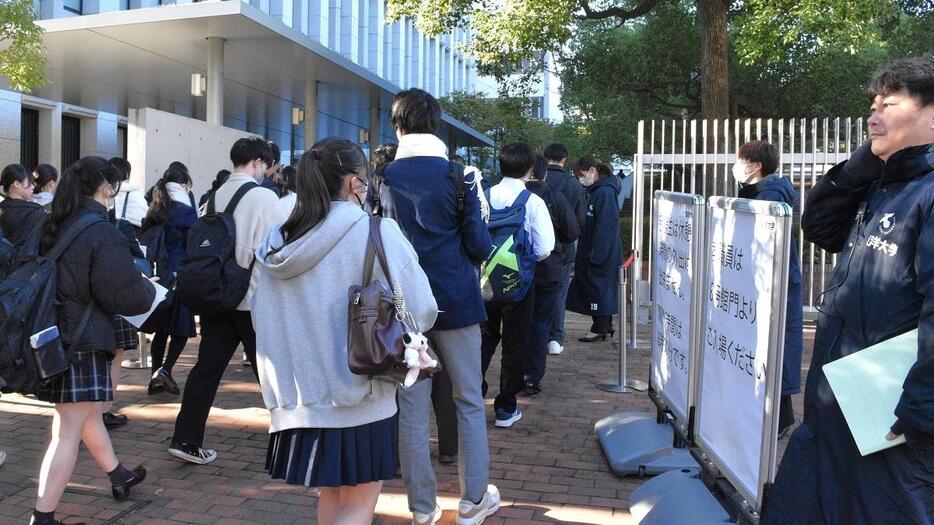 基礎学力テスト型の学校推薦型選抜を受けるため、東洋大学の試験会場に入る受験生たち、24年12月1日、朝日新聞社撮影