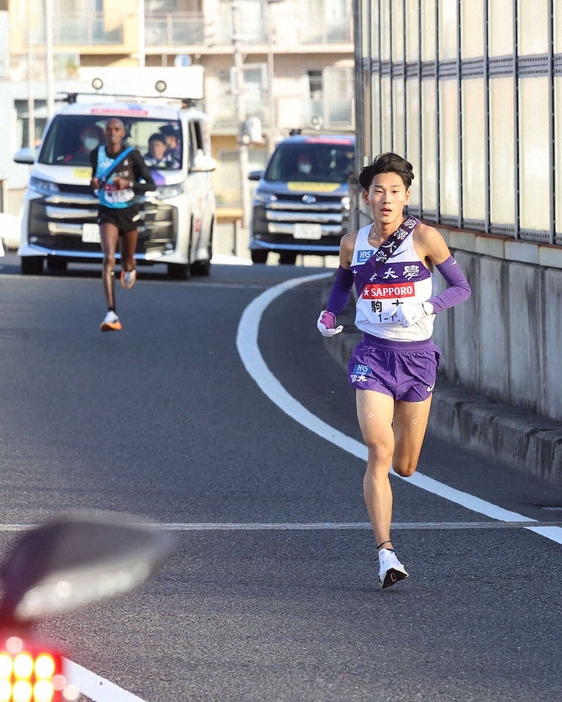 ＜第100回箱根駅伝往路＞1区、駿河台大・レマイヤン（後方）に差をつけてトップを独走する駒大・篠原倖太朗（代表撮影）