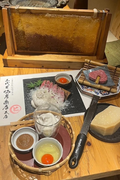 牛ヘレ肉のステーキ～泡雪はちみつソース