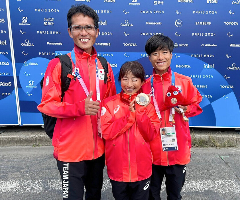 パリパラリンピックで銅メダルを手に笑顔の（左から）志田さん、道下、伴走者の山下さん＝９月、パリ（志田さん提供）