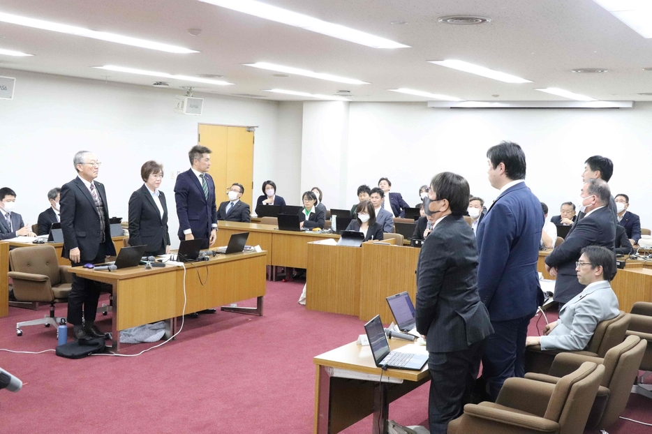 賛成多数で採択すべきとされた委員会採決＝豊橋市役所で