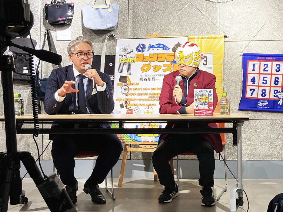 トークイベントでスワローズについて語り合う五十嵐亮太氏（写真左）と長谷川晶一氏