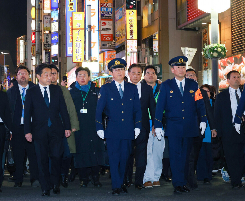 年末年始の犯罪抑止に向け、警視庁は２０日、東京都内の繁華街を中心に警察官約１万６０００人を配置し、一斉警戒をした。緒方禎己警視総監（中央）は同日、国内最大の繁華街、新宿・歌舞伎町地区を巡視した。