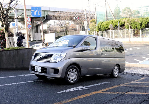 福岡県警小倉南署に入る容疑者を乗せた車（１９日午前１０時２０分、北九州市小倉南区で）＝山崎祥太撮影