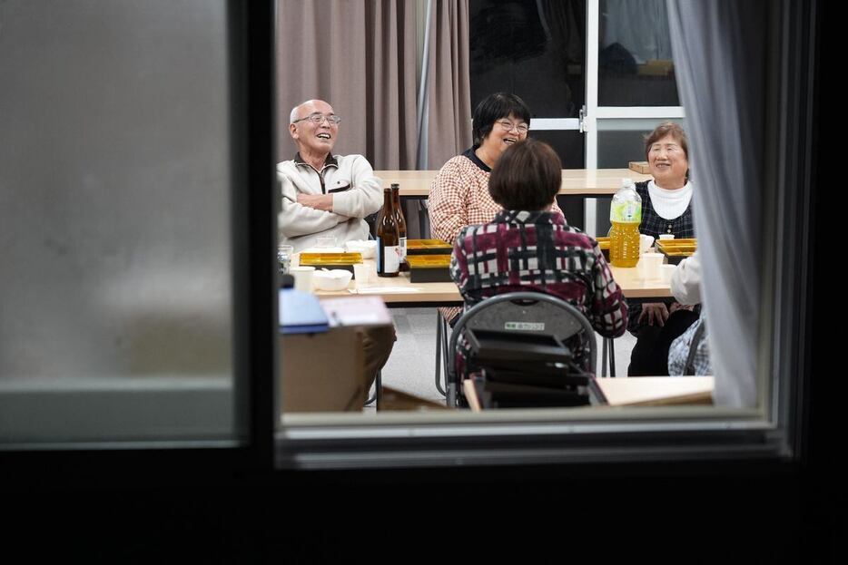 石川県能登町の仮設住宅「うかわ団地」の集会所で年を越す住民ら　＝31日夜（鴨川一也撮影）