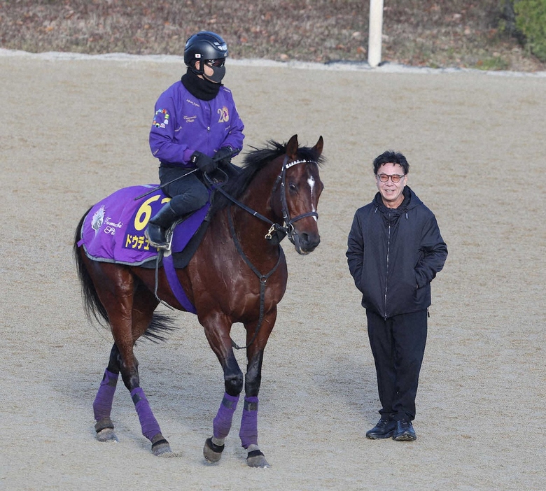 追い切りを終えたドウデュースを笑顔で見つめる松島オーナー（右）