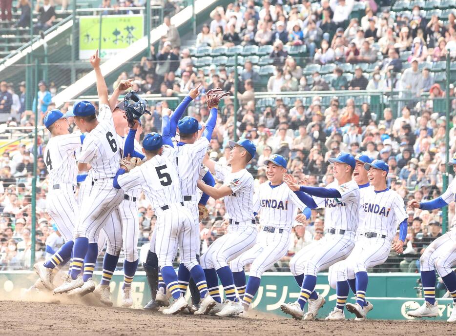 歓喜の輪を作る健大高崎の選手達（写真:アフロ）