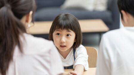 1年の節目である年末年始のこの時期に一度、子どものことに思いを巡らせ、「我が家の子育てガイドライン」を作ってみてはいかがでしょうか（写真：Taka／PIXTA）