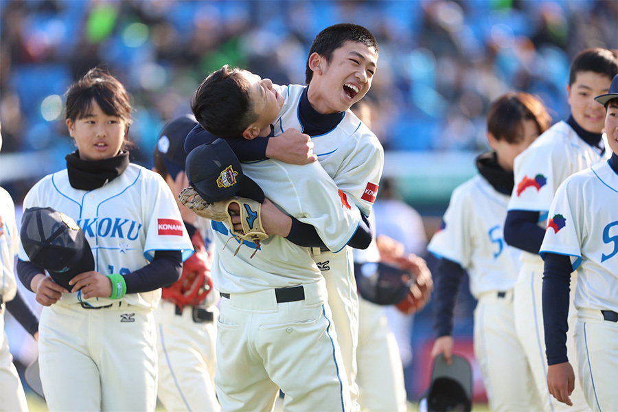 準決勝進出を果たし喜びを爆発させる選手たち【写真：加治屋友輝】