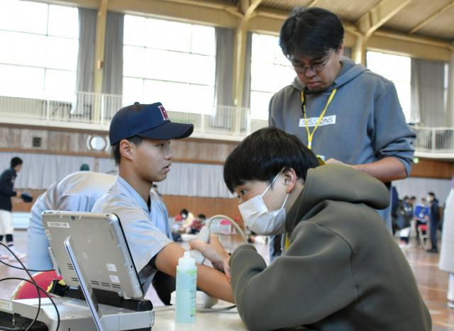 野球ひじ検診の一環で医師らによる超音波検査があった=2024年12月15日午前、兵庫県加古川市の兵庫大学、岡田健撮影