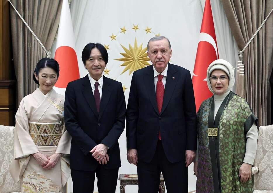 トルコ・アンカラの大統領府で、エルドアン大統領夫妻と面会される秋篠宮ご夫妻＝4日午後（大統領府提供）