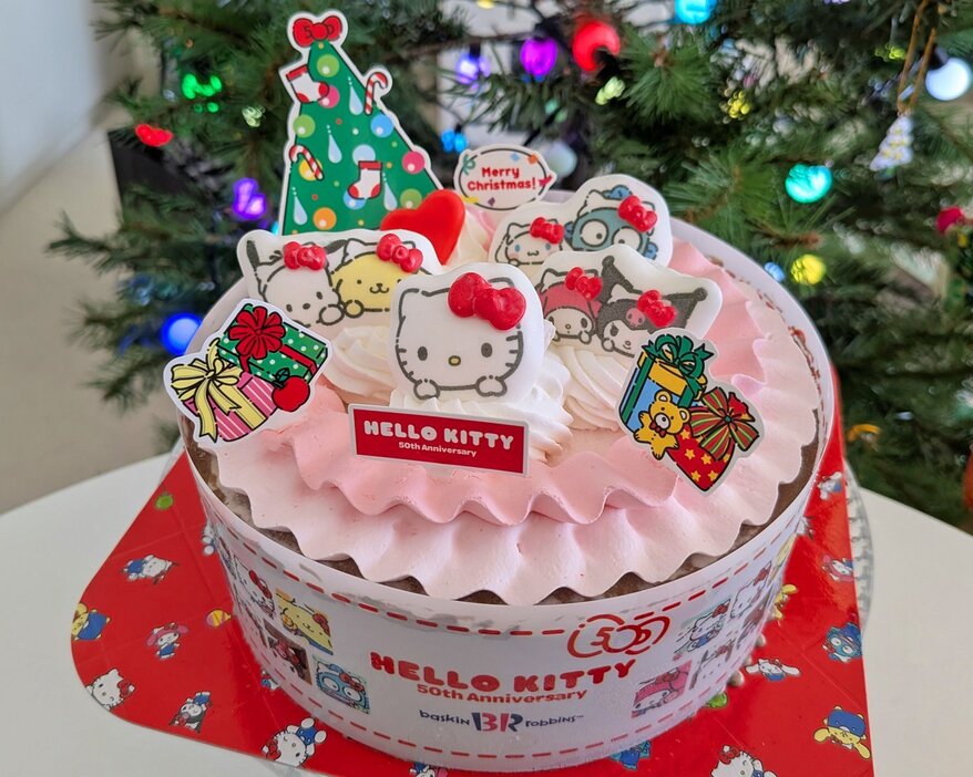 ・ハローキティ 50th クリスマス アイスクリームケーキ（5号サイズ／直径 約16cm×高さ 約5cm）　￥4000　© 2024 SANRIO CO., LTD. APPROVAL NO. L652466