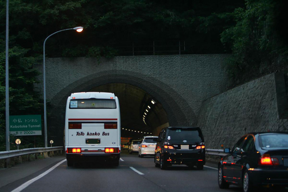 トンネル火災は火が怖いのはもちろんだが、煙や有毒ガス、一酸化炭素中毒のリスクもかなり高いので、早めに現場から避難することが非常に重要