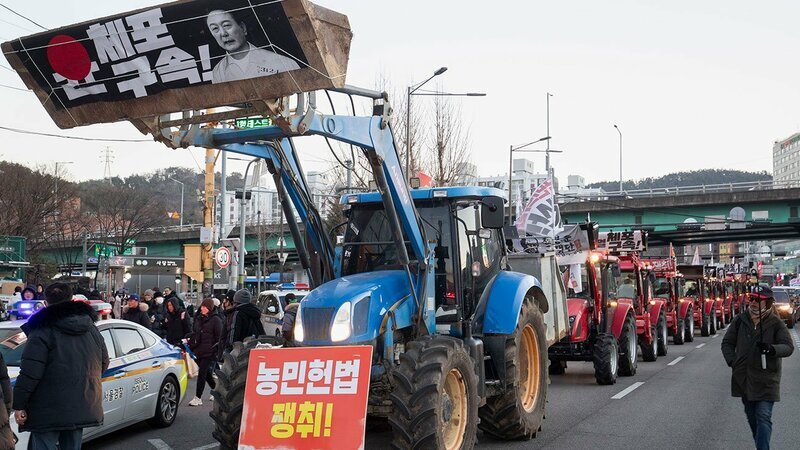 12月22日、ソウル南部で行われた抗議デモ。1万人以上が抗議集会に参加した後、デモ隊に所属する農民がトラクターを運転して尹大統領の即時逮捕を叫びながら大統領官邸に向かって行進した Photo:Jiji