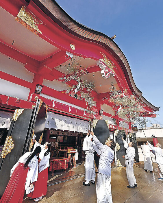 拝殿のすすを落とす神職と巫女＝富山市の日枝神社