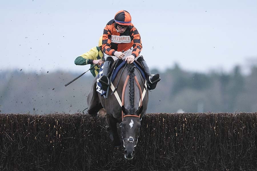 英競馬の障害レースで落馬を回避したベン・ジョーンズ騎手【写真：Getty Images】