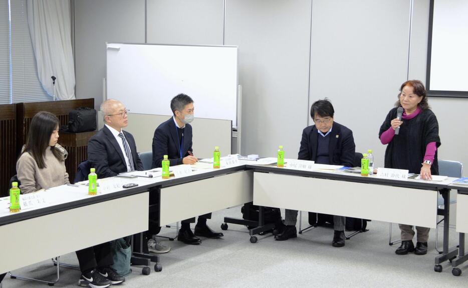 能登半島地震の教訓や防災への備えを子どもたちに学んでもらうプログラム作成に向けた検討会＝16日午後、石川県輪島市