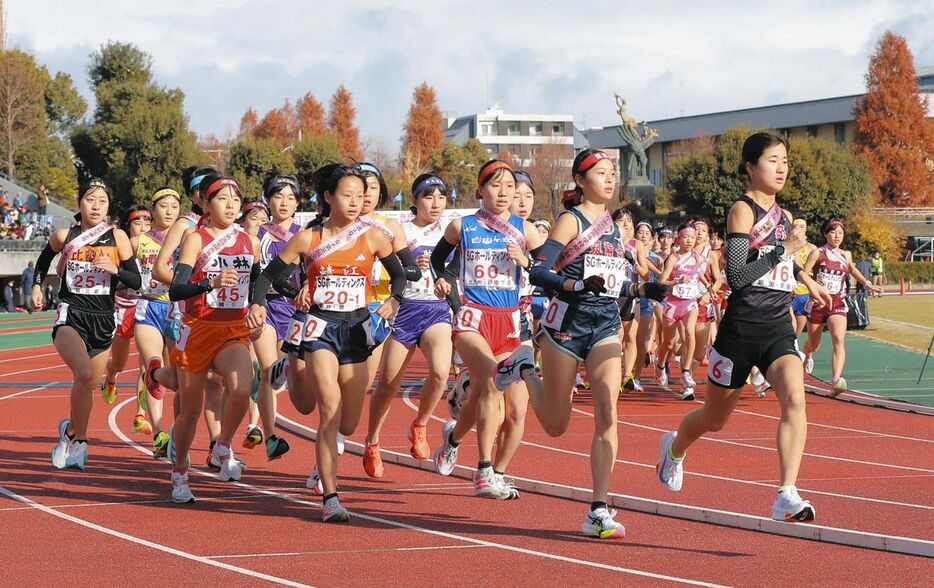 スタートする女子の選手たち