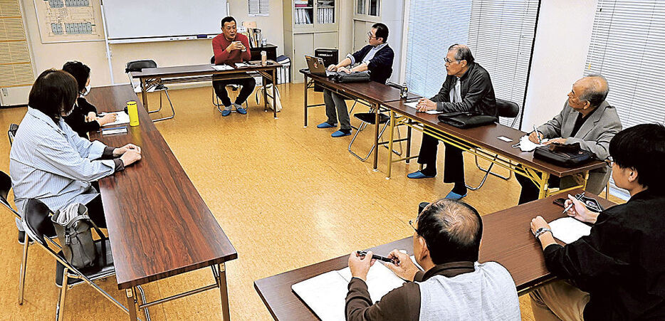 マンション管理組合の悩みを話し合う参加者＝11月中旬、浜松市中央区