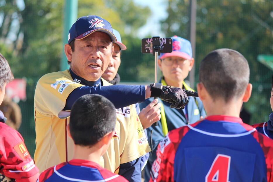 学童野球チーム「しらさぎ野球部」のスペシャルアドバイザーを務める宮地克彦