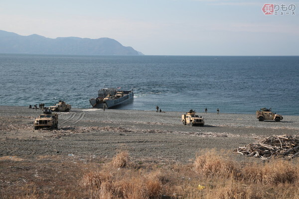 静岡県の今沢基地にLCU-1610揚陸艇から揚陸されたアメリカ海兵隊のJLTV装輪装甲車（武若雅哉撮影）。