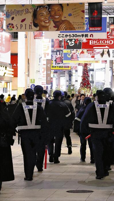 繁華街を巡回する県警の捜査員ら