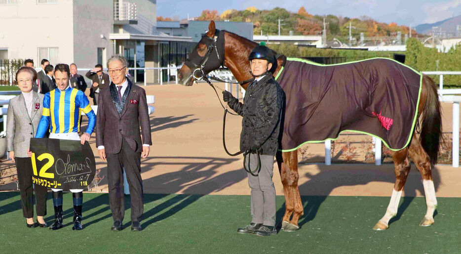 リゲルＳを制したシャドウフューリーとルメール騎手（右から３人目、カメラ・山本　理貴）