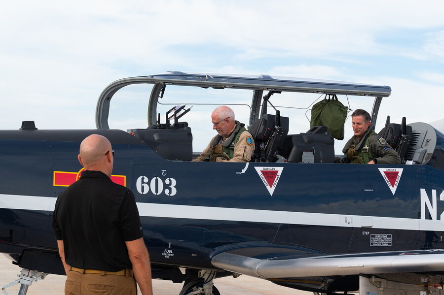 ベトナムのファンティエット空軍基地に到着したT-6C「テキサンII」。カラーリングは青で、機首付近にはベトナム空軍のマークも入っている（画像：アメリカ空軍）。