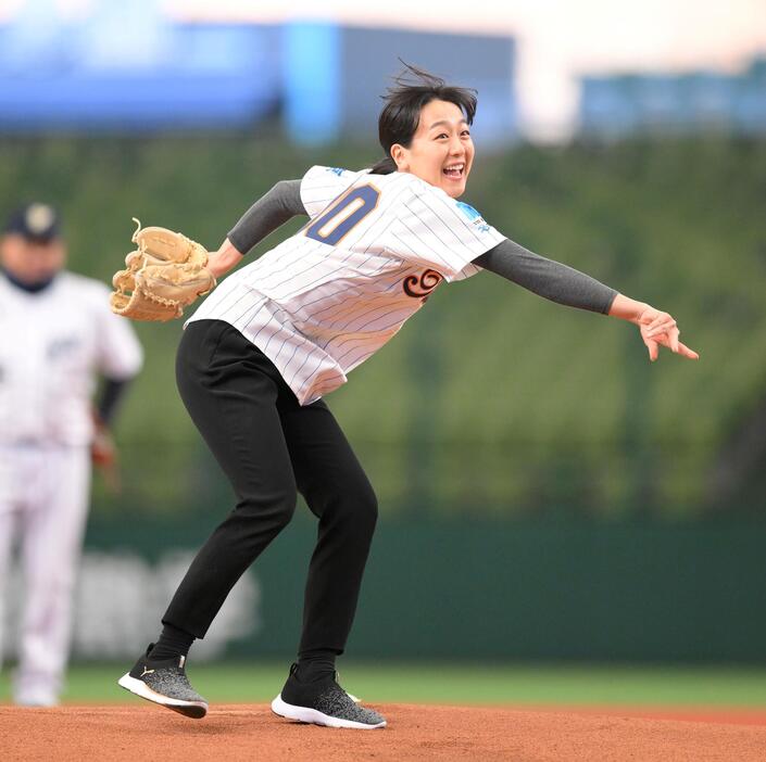 　エキシビジョンマッチの始球式に登場した浅田真央さん（撮影・伊藤笙子）