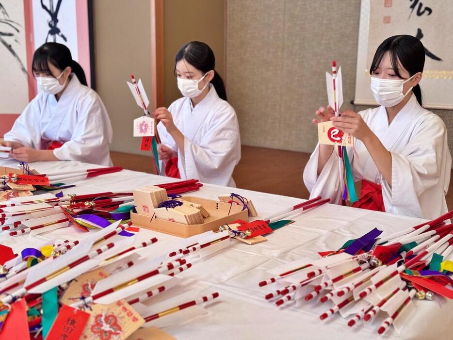 伊勢・猿田彦神社の巫女が破魔矢作り　来年の干支「巳」の絵馬や鈴取り付け