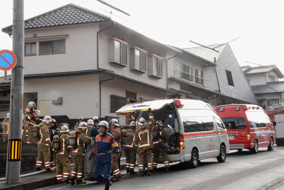 火事があった民家付近に集まる消防隊員たち（18日午前9時40分）