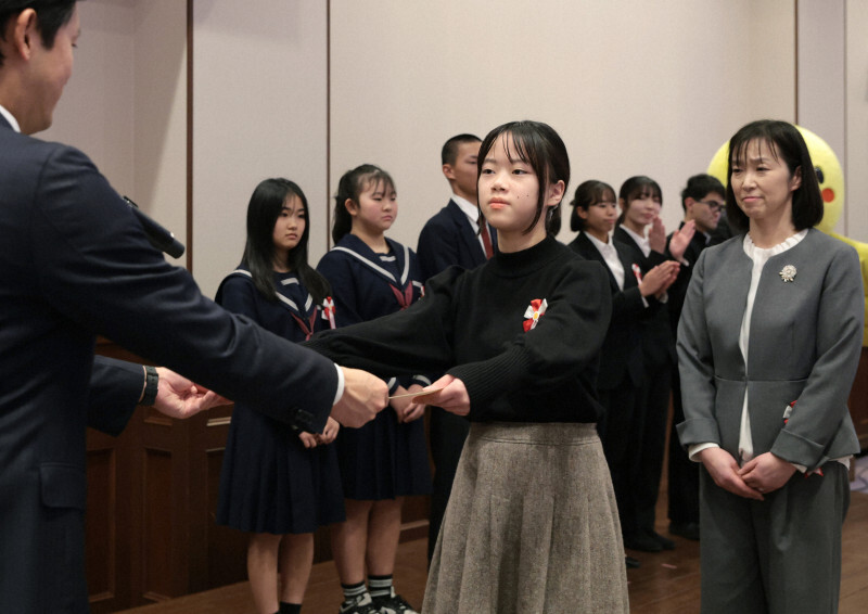 グランプリを受賞し、表彰される宮城県岩沼市立玉浦小学校＝神戸市中央区で2024年12月21日午後1時15分、中川祐一撮影