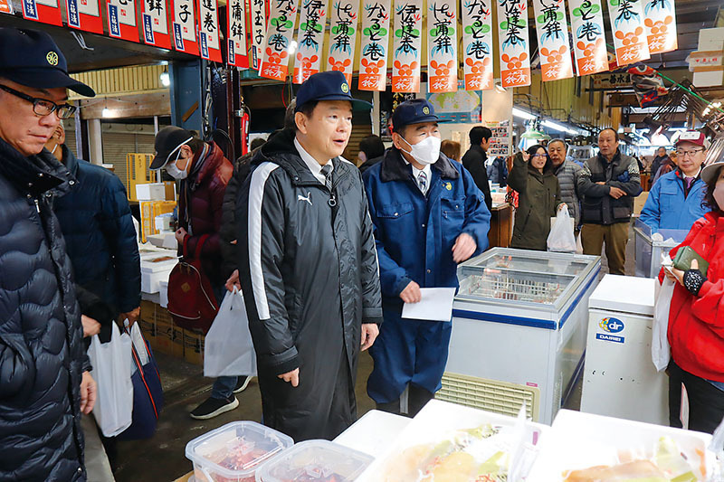 年末恒例の大売り出しを視察する清水勇人市長（中央）ら＝27日午前、さいたま市北区の大宮市場