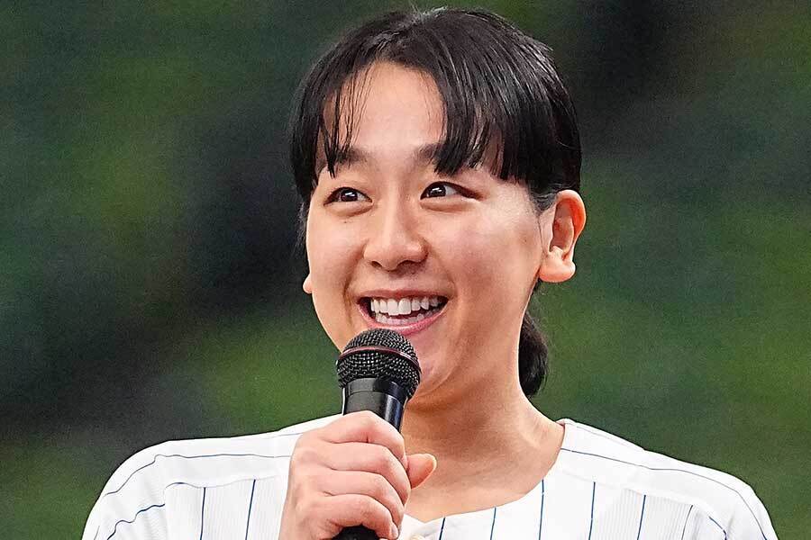 「立川×名球会ベースボールフェスティバル」で始球式を務めた浅田真央さん【写真：産経新聞社】