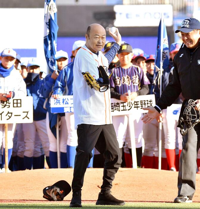 　左投げで始球式を務める佐野慈紀氏（撮影・開出牧）