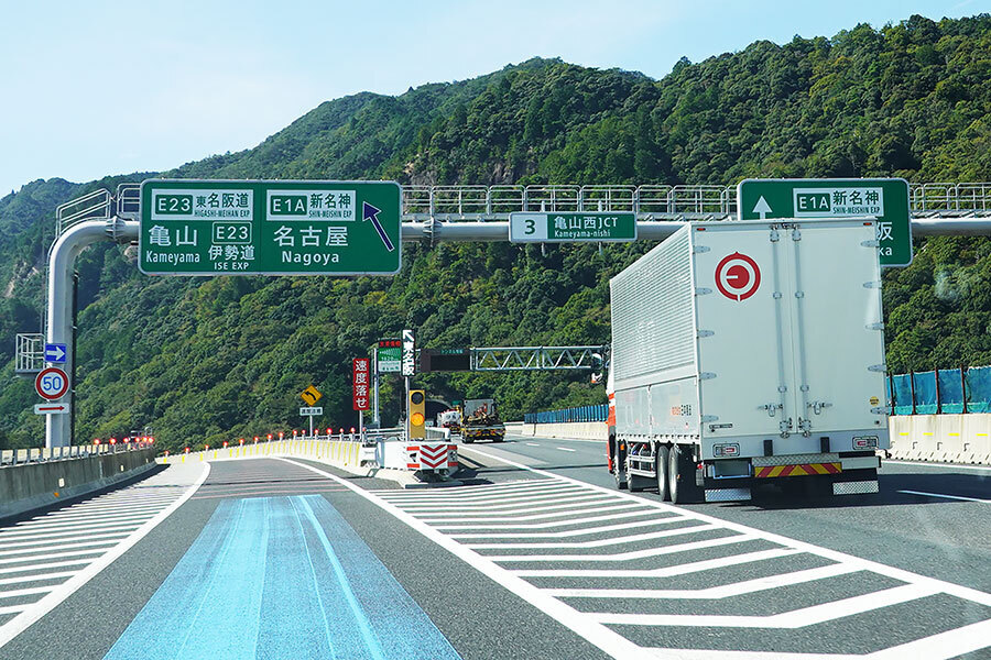 新名神下り線、亀山西JCT「名古屋・伊勢ランプウェイ」の分岐（乗りものニュース編集部撮影）。