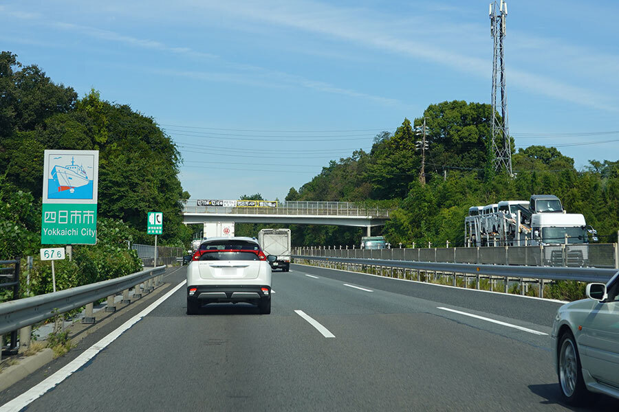 東名阪道は四日市JCT－鈴鹿IC間の一部が暫定的に6車線化されている。新名神開通前の渋滞対策がそのままとなっている（乗りものニュース編集部撮影）。