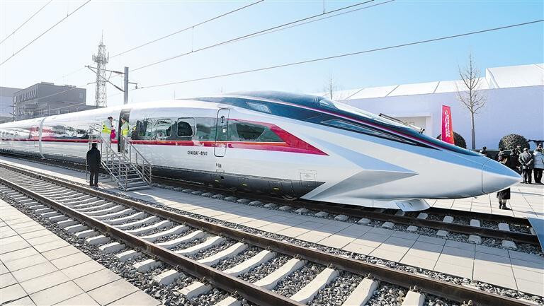 中国の新型高速鉄道車両「ＣＲ４５０」（中国メディアのサイトから・時事）