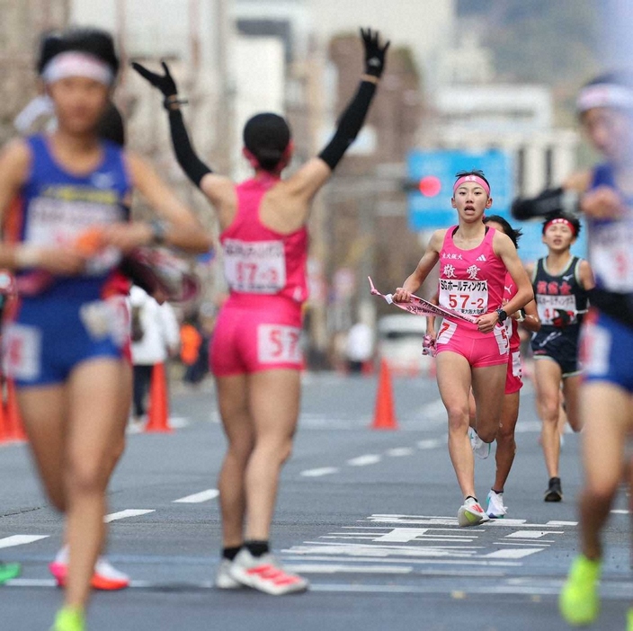 ＜全国高校駅伝　女子＞2区で力走する東大阪大敬愛・久保（撮影・北條　貴史）