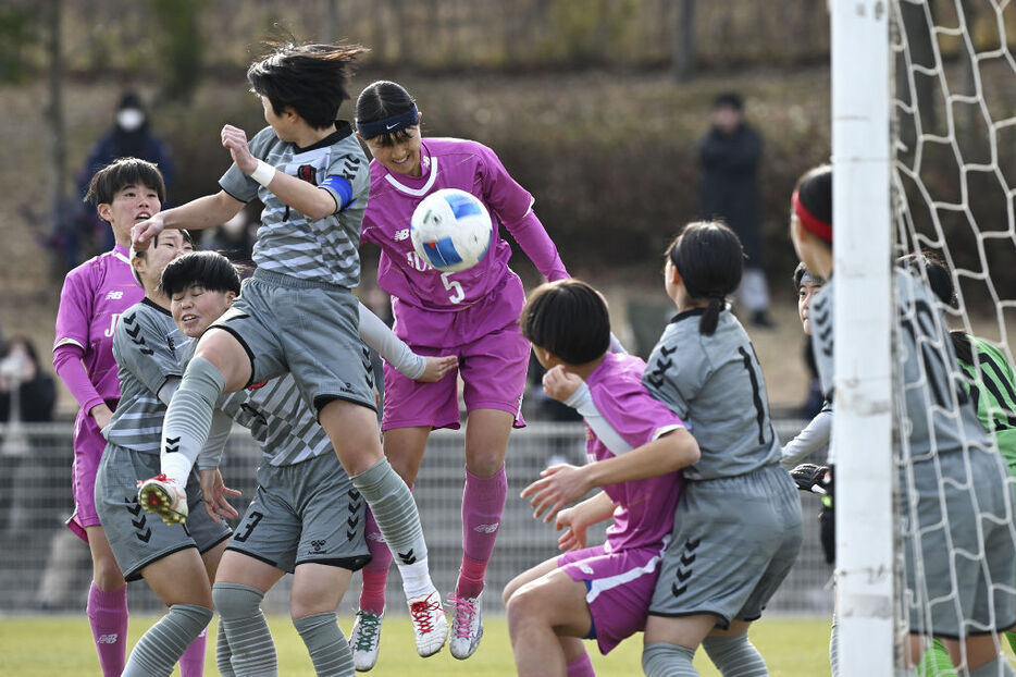 藤枝順心―鳥取城北　前半3分、先制ゴールを決める藤枝順心・永田（中央、5）＝みきぼうパークひょうご第1球技場