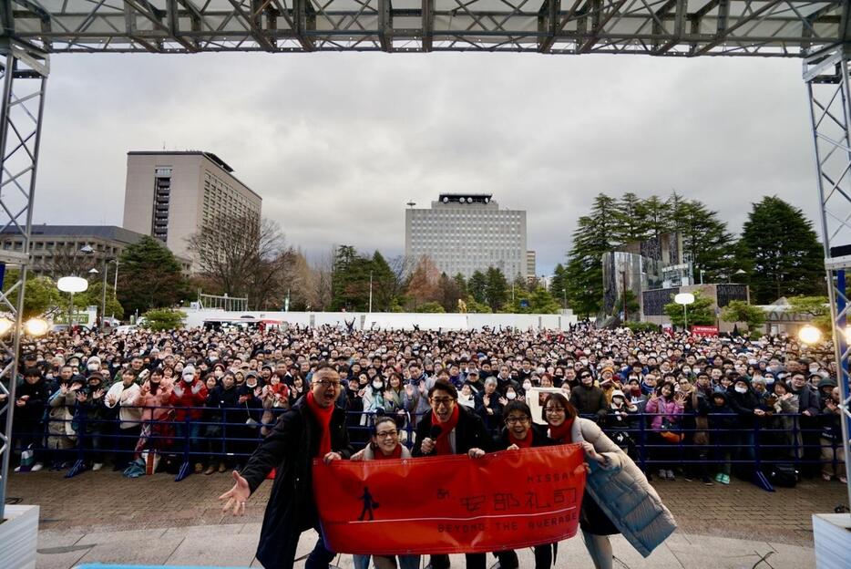 「チーム安部礼司の大出張2024 in 仙台 ～光のページェントと安部礼司～」来場者との記念撮影