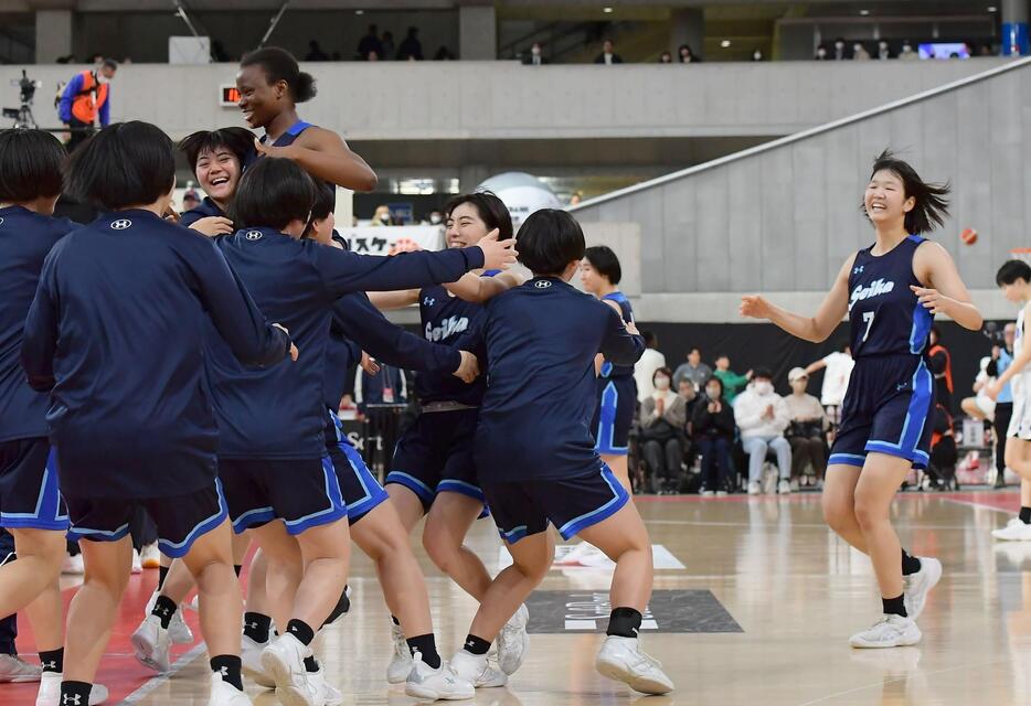 【女子準々決勝・桜花学園－精華女子】桜花学園を破り喜ぶ精華女子の選手たち（撮影・安藤由華）