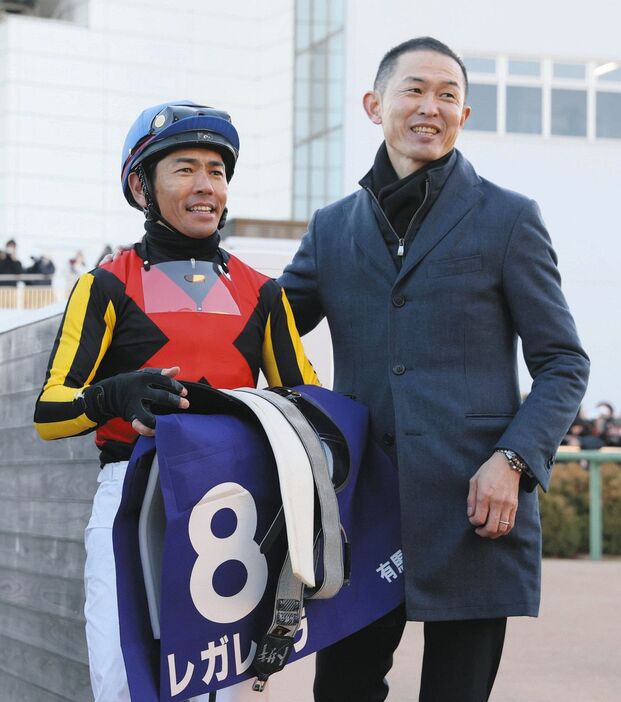 レガレイラで有馬記念を制し、戸崎（左）を迎える木村師