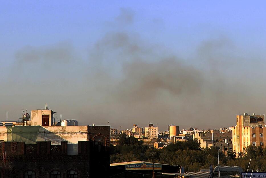 26日、イエメン首都サヌアで、イスラエル軍の空爆後に国際空港から上がる煙（AP＝共同）