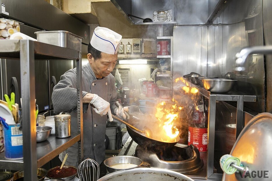 鍋に食材を入れてからあっという間に料理が仕上がっていく。無駄のない所作が素晴らしい！