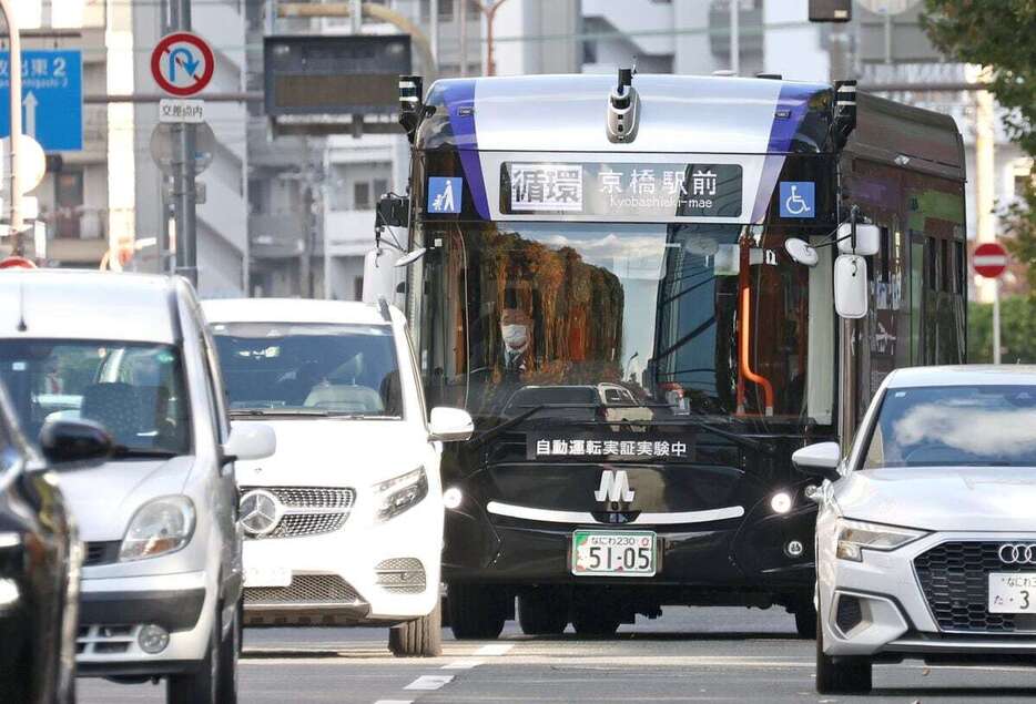 実証実験中の自動運転バス＝5日、大阪市中央区（彦野公太朗撮影）