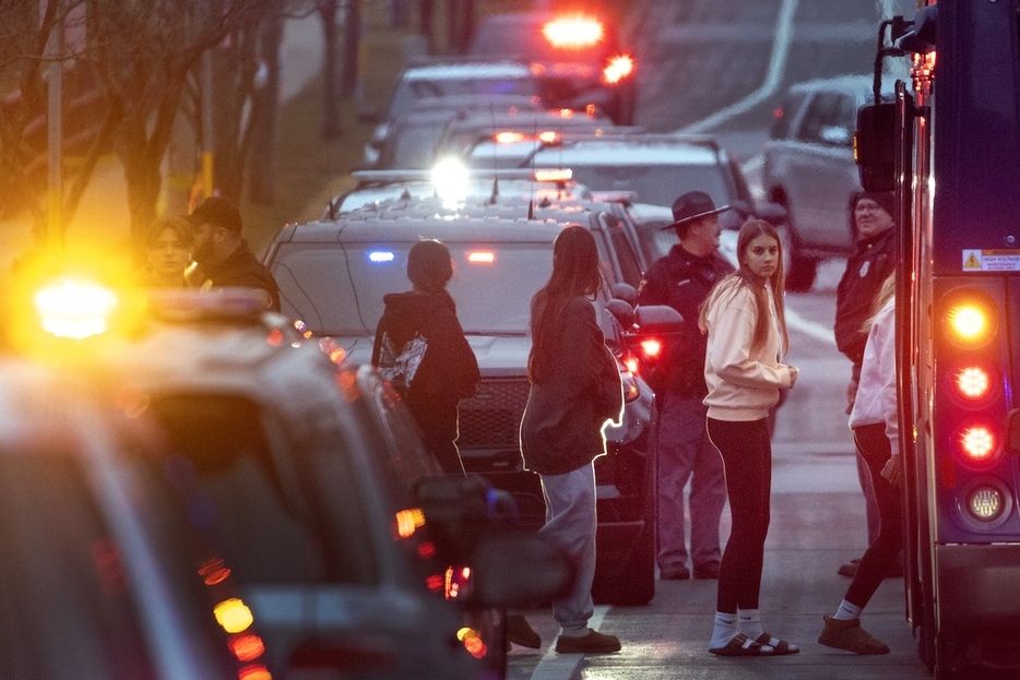 バスに乗って避難拠点に移動する生徒たち（Scott Olson/Getty Images）