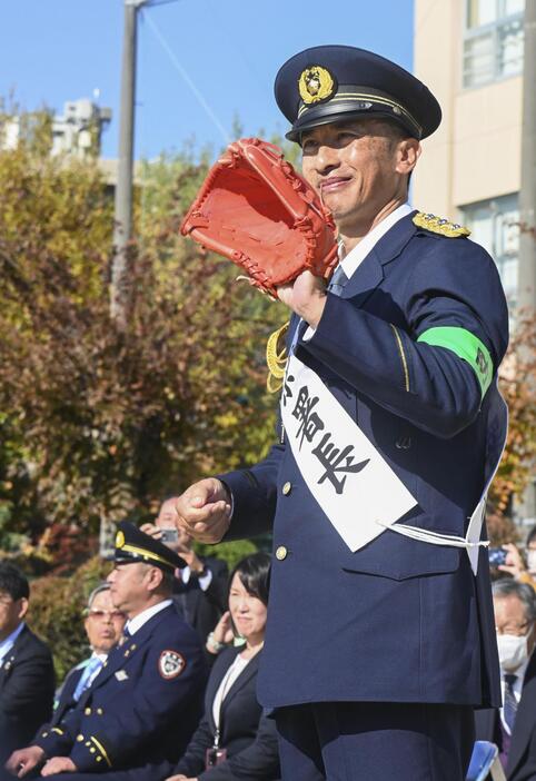 大阪府警摂津署の一日署長に就任した矢野燿大さん＝2日、大阪府摂津市