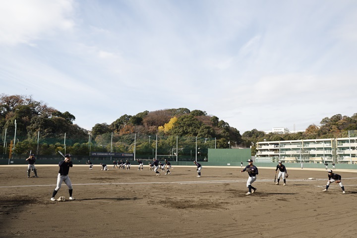 横浜高の活動拠点である長浜グラウンドでは、キビキビとした練習が繰り広げられていた[写真=田中慎一郎]